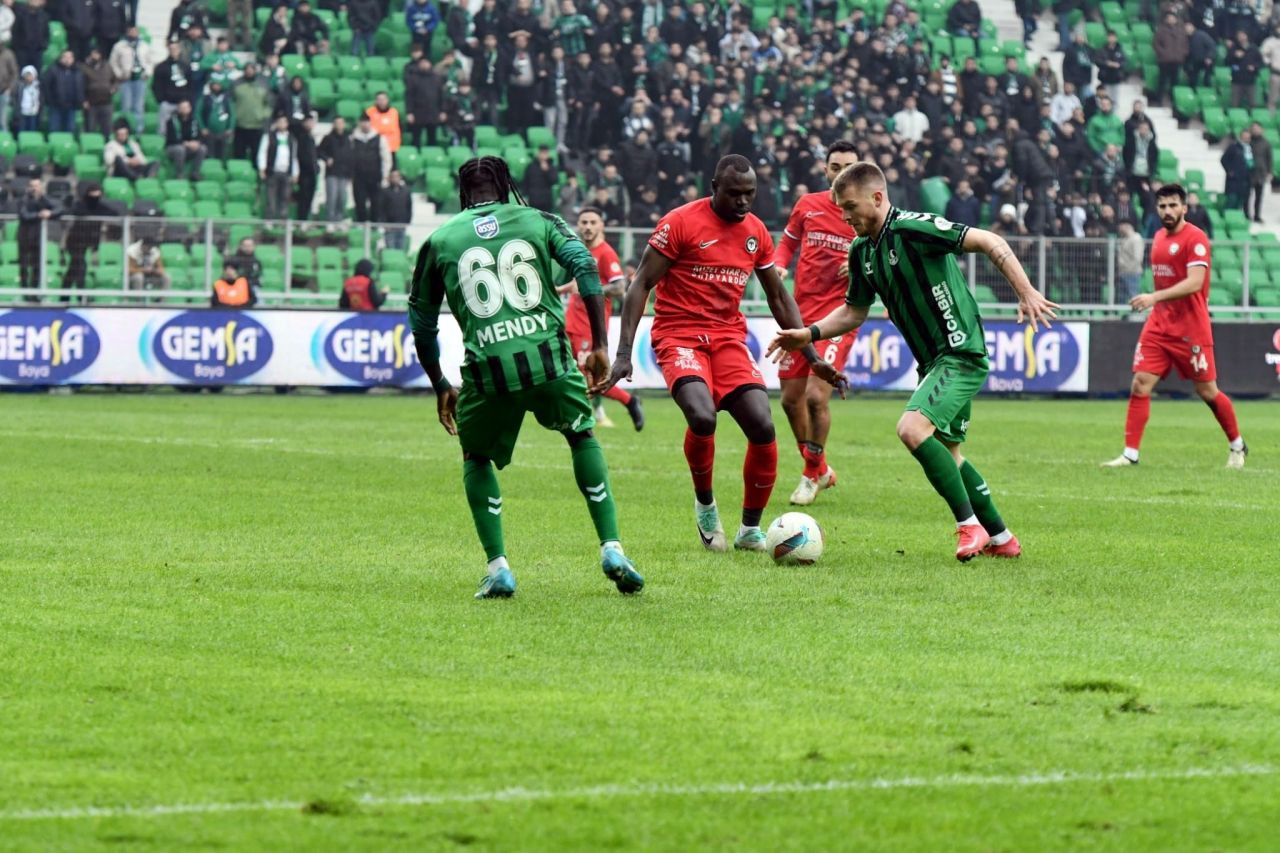 Sakaryaspor'dan beklenen zafer: 2-1'lik Zaferde Tarihi Anlar! - Sayfa 1