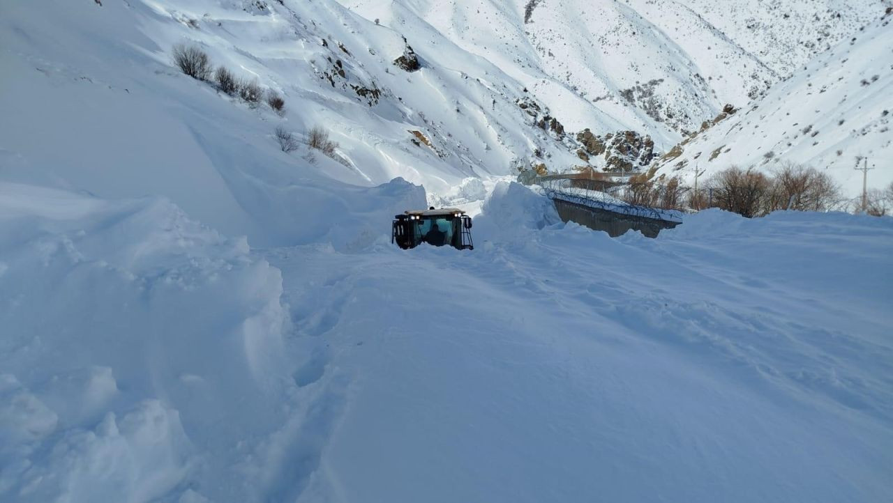 Hakkari’de Köy Yoluna Düşen Çığ Temizlendi, Ulaşım Yeniden Açıldı - Sayfa 2