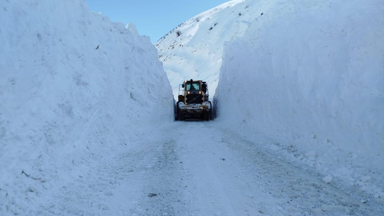 Hakkari’de Köy Yoluna Düşen Çığ Temizlendi, Ulaşım Yeniden Açıldı - Sayfa 1