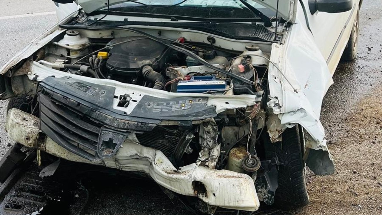 Kırıkkale’de Alkollü Sürücü Demir Bariyerlere Çarptı: 2 Yaralı