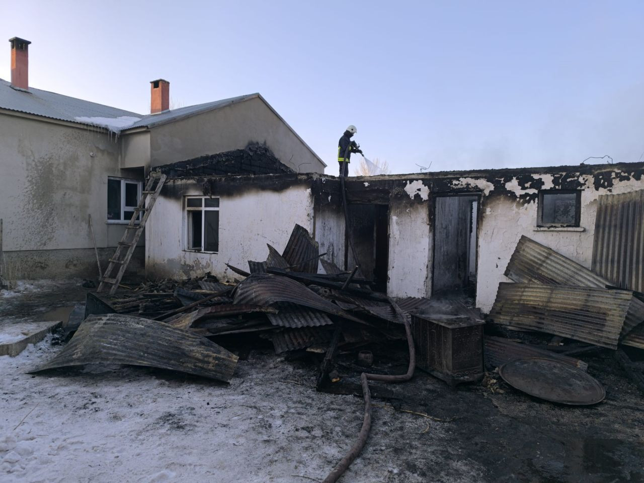 Van’ın Çaldıran İlçesinde Ev Yangını! Büyük Hasar Meydana Geldi - Sayfa 1
