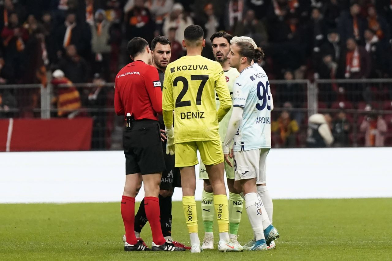 Adana Demirspor, Galatasaray Maçında Sahadan Çekildi! - Sayfa 1