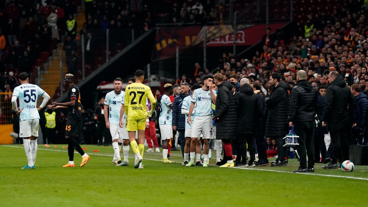 Adana Demirspor, Galatasaray Maçında Sahadan Çekildi!