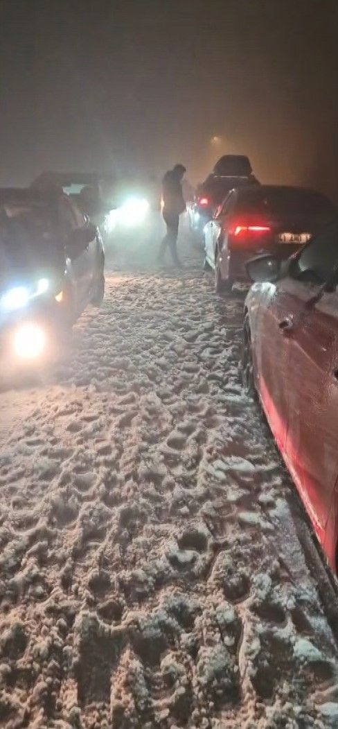 Kartepe Yolunda Araçlar Kar Yağışı Nedeniyle Mahsur Kaldı - Sayfa 4