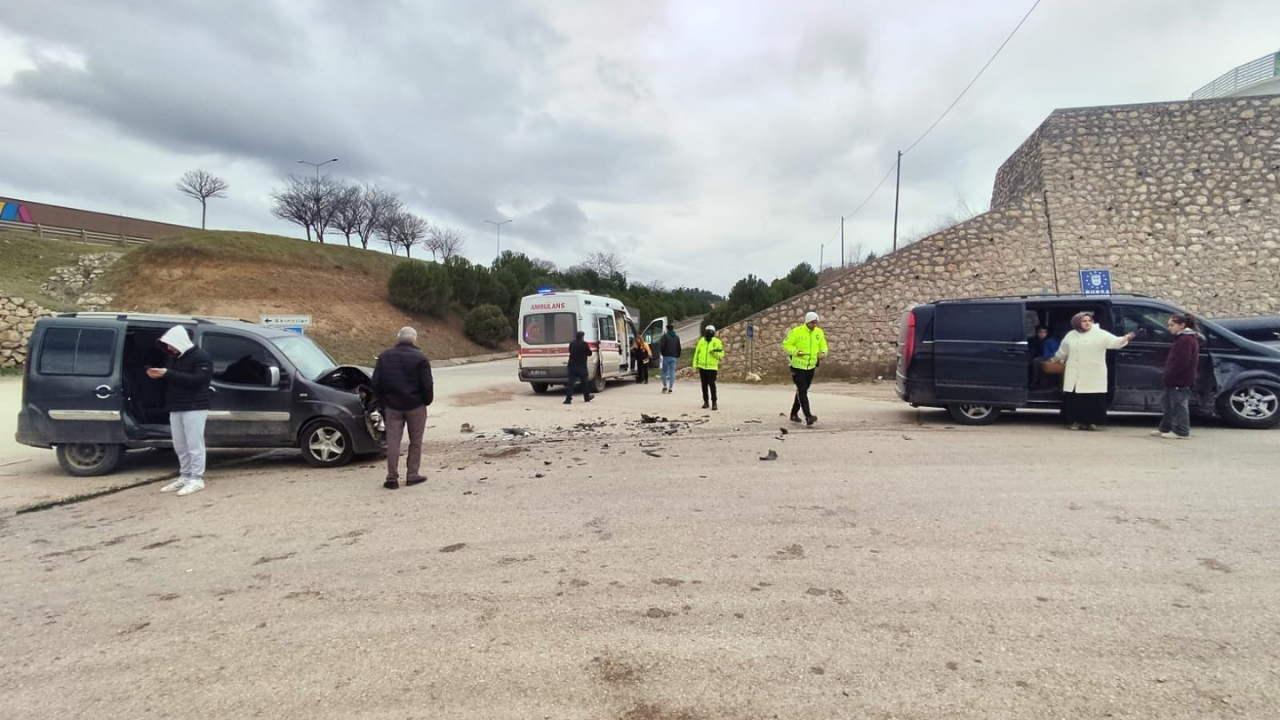 Bursa’da Minibüs ile Hafif Ticari Araç Çarpıştı: 6 Yaralı