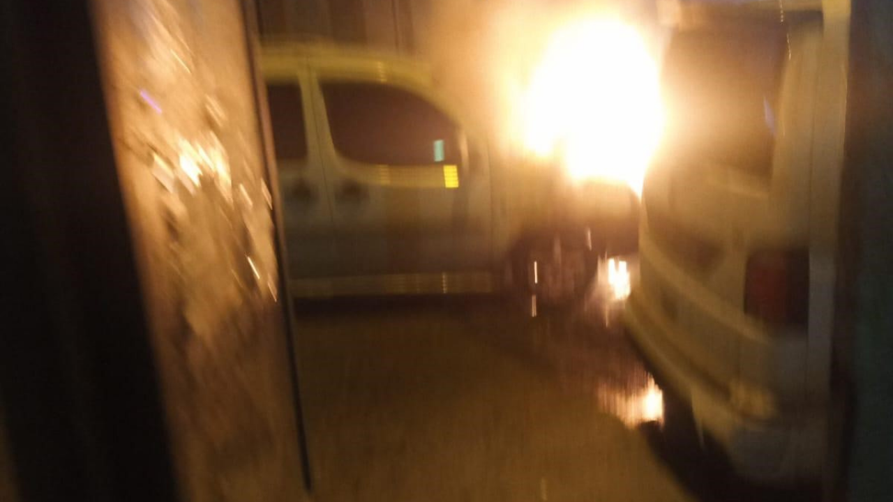Kars’ta Seyir Halindeki Araç Alev Aldı! Kullanılamaz Hale Geldi
