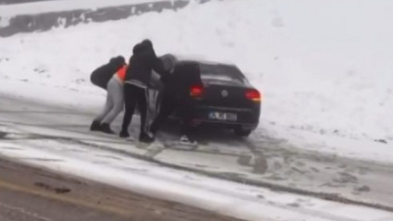 Kartepe Yolunda Araçlar Kar Yağışı Nedeniyle Mahsur Kaldı