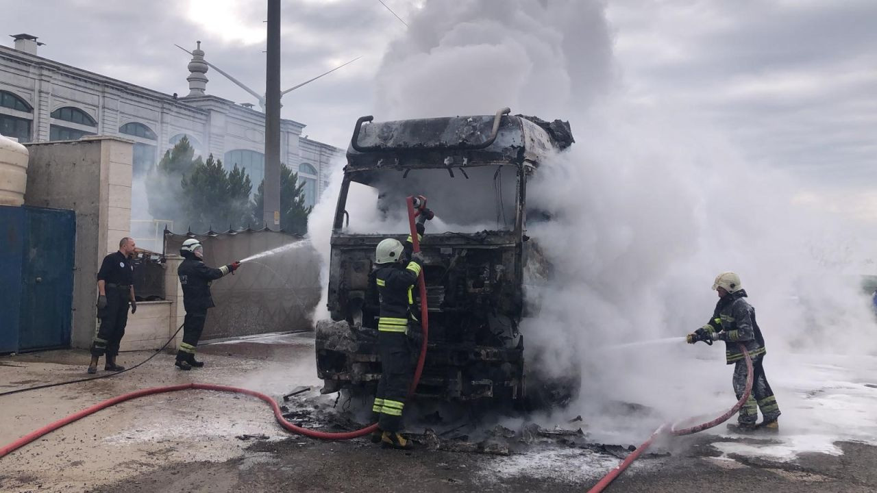 Tekirdağ’da Park Halindeki Tır Alev Topuna Döndü - Sayfa 1