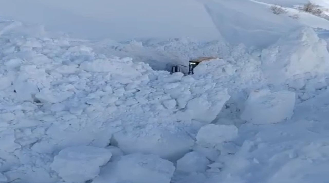 Yüksekova’da 5 Metreyi Aşan Kar Tünelleri: Zorlu Çalışmalar Sürüyor - Sayfa 1