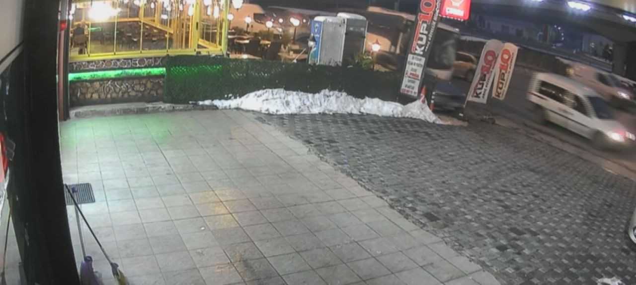 Kayseri’de İşçi Servisi Dehşeti: Kırmızı Işıkta Bekleyen Araçlara Çarptı - Sayfa 1