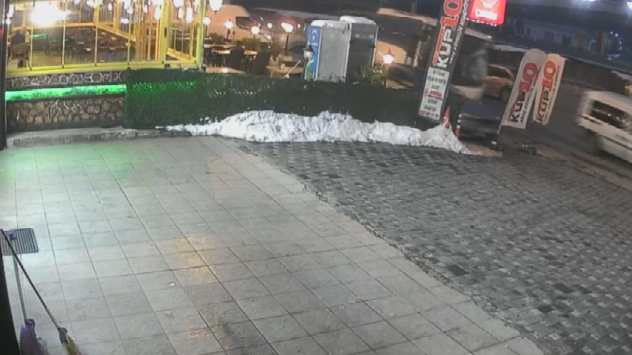 Kayseri’de İşçi Servisi Dehşeti: Kırmızı Işıkta Bekleyen Araçlara Çarptı