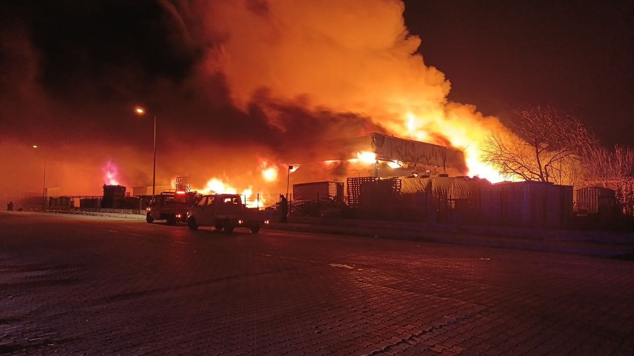 Afyonkarahisar’da Fabrika Yangını: İtfaiye Ekipleri Alevlerin Arasına Girdi - Sayfa 2