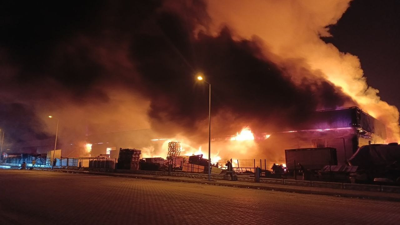 Afyonkarahisar’da Fabrika Yangını: İtfaiye Ekipleri Alevlerin Arasına Girdi - Sayfa 3