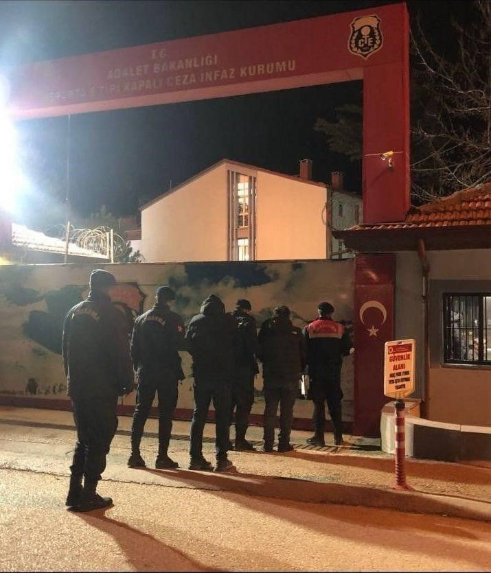 Isparta’da 1 Milyon TL’lik Kablo Çalan Hırsızlar Suçüstü Yakalandı - Sayfa 1