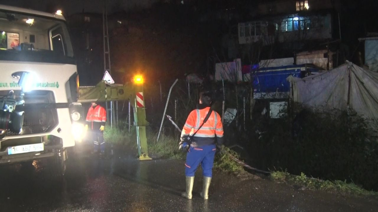 Üsküdar’da Çöp Kamyonu Dereye Uçtu: Sürücü Hafif Yaralandı - Sayfa 2