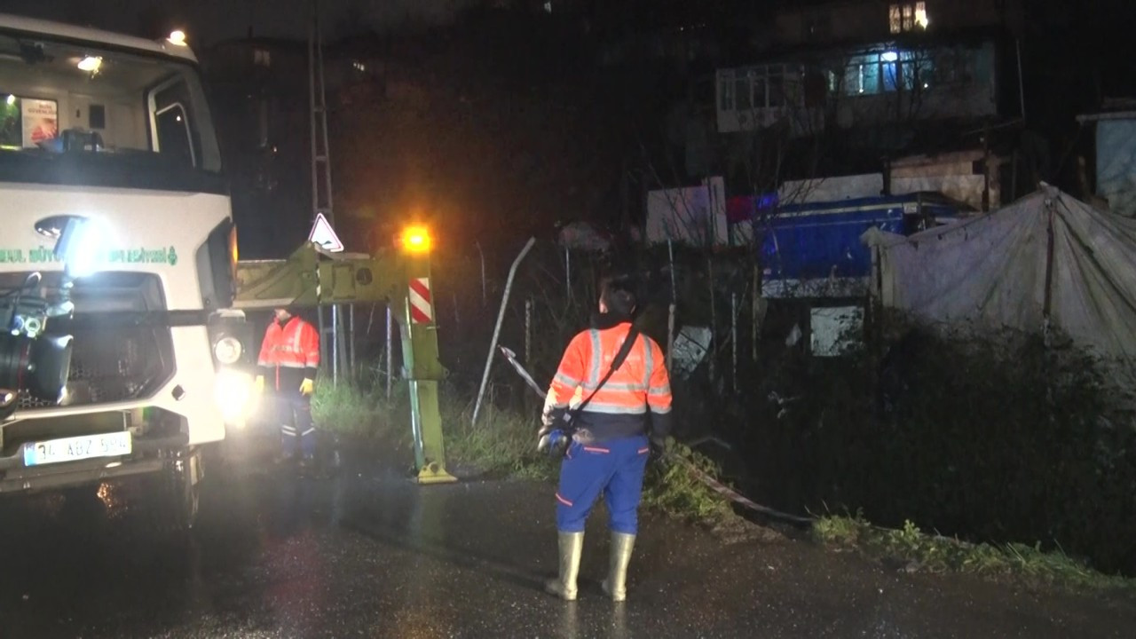 Üsküdar’da Çöp Kamyonu Dereye Uçtu: Sürücü Hafif Yaralandı