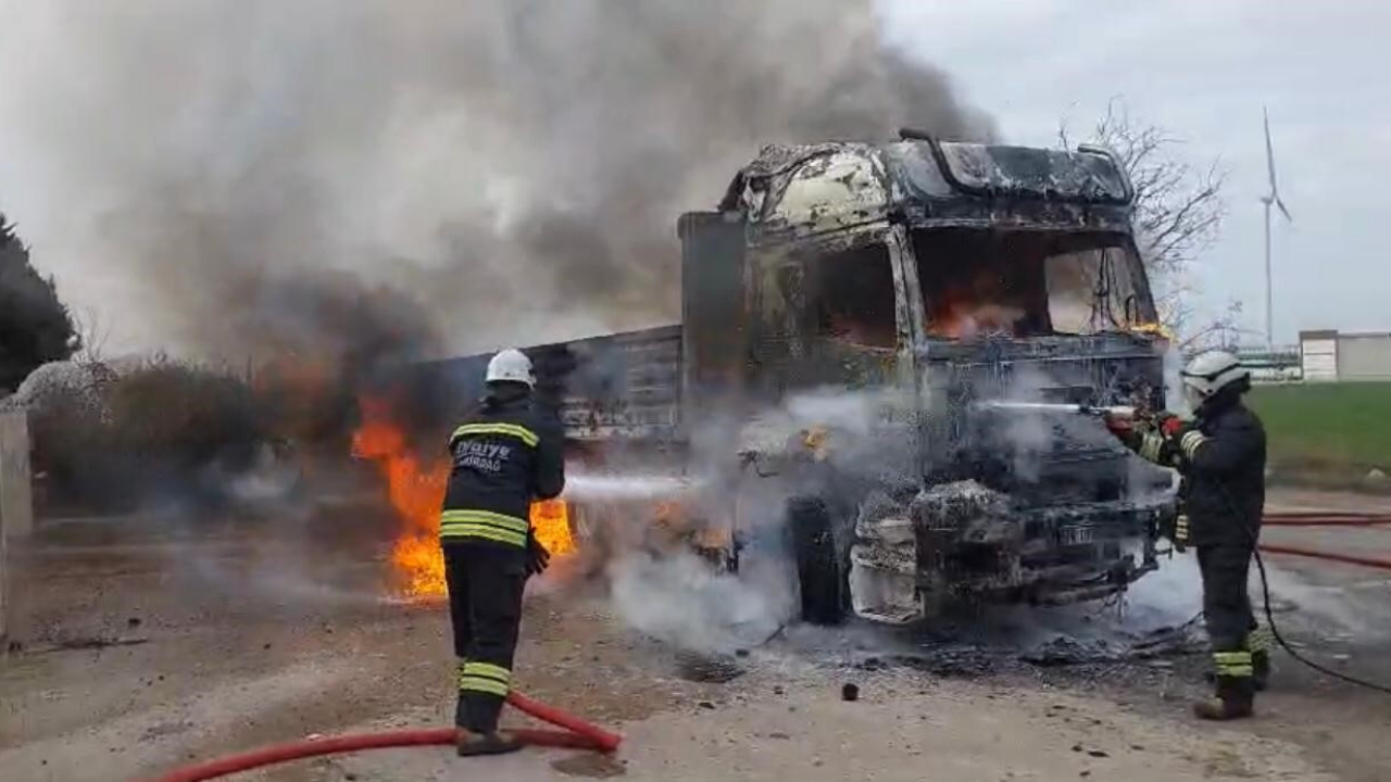Tekirdağ’da Park Halindeki Tır Alev Topuna Döndü