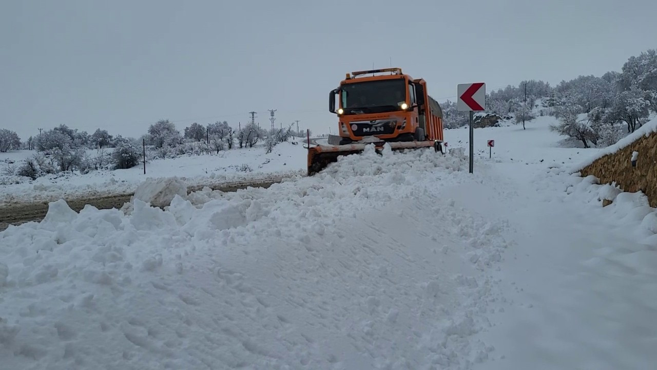 Adıyaman’da Kar Yaşamı Felç Etti: 49 Köy Yolu Kapandı