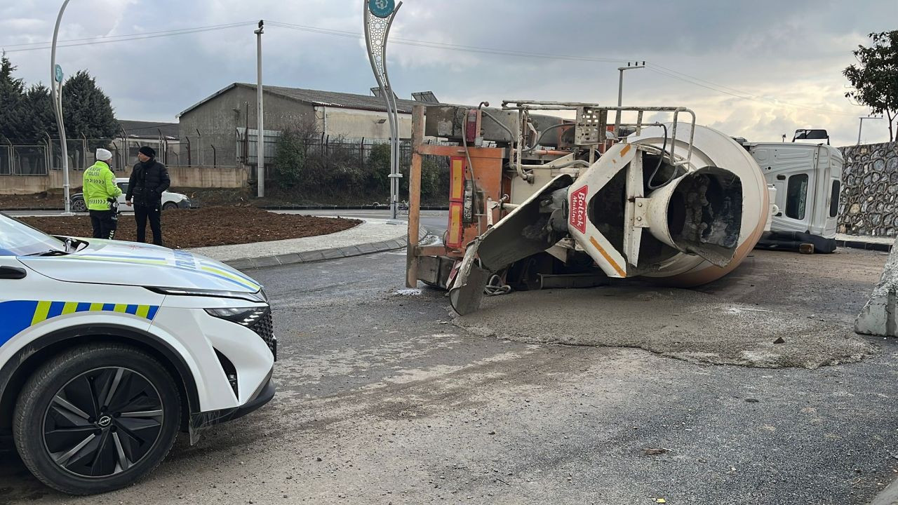 Beton Mikseri Kontrolden Çıktı: Sürücü Kazayı Kıl Payı Atlattı! - Sayfa 1