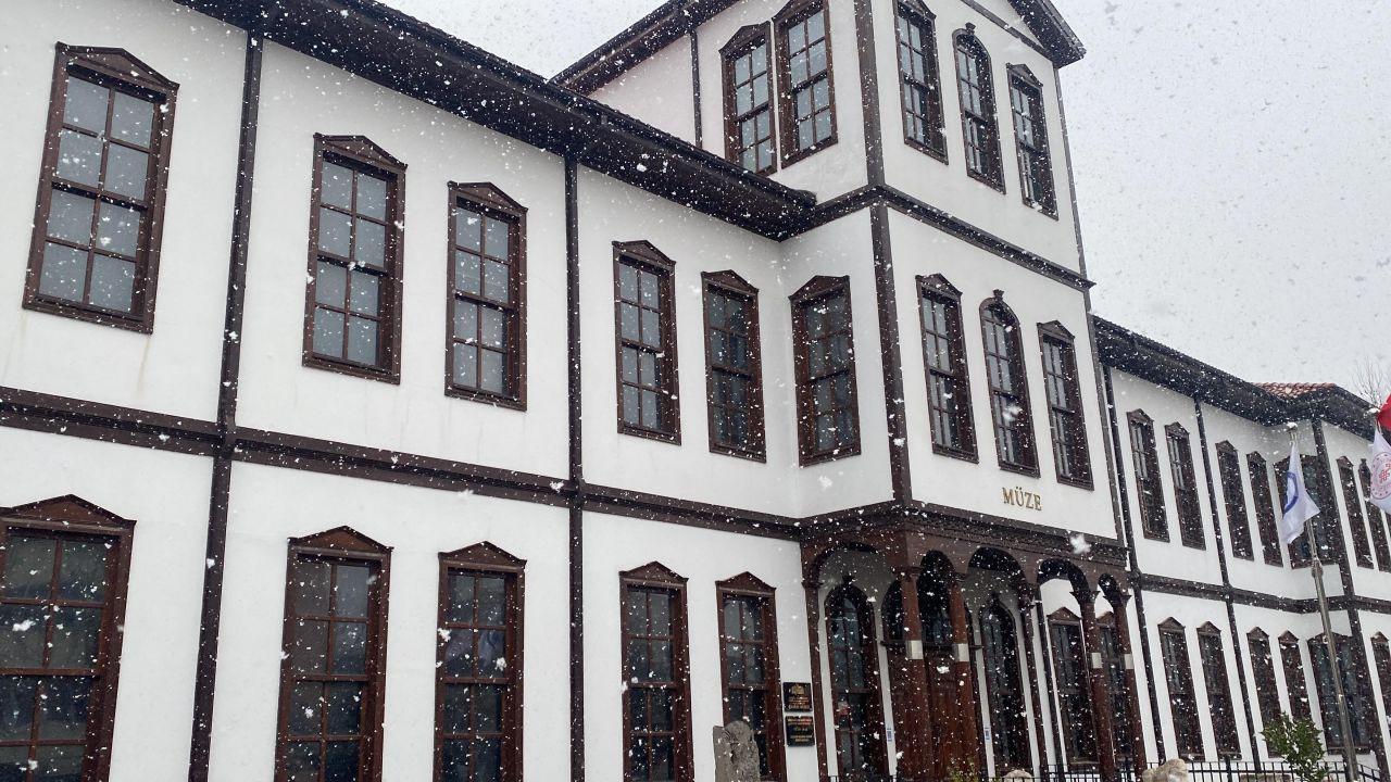 Çankırı’da Lapa Lapa Kar Yağıyor! Vatandaşlar Dışarı Akın Etti - Sayfa 1