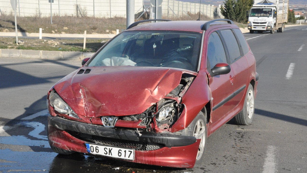 Keşan'da Kavşakta Korkutan Kaza: 3 Kişi Yaralandı