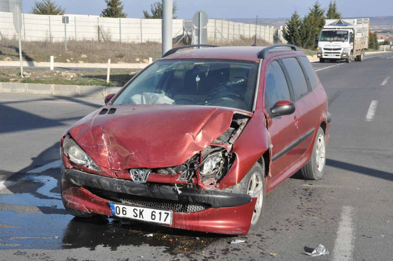 Keşan'da Kavşakta Korkutan Kaza: 3 Kişi Yaralandı - Sayfa 3