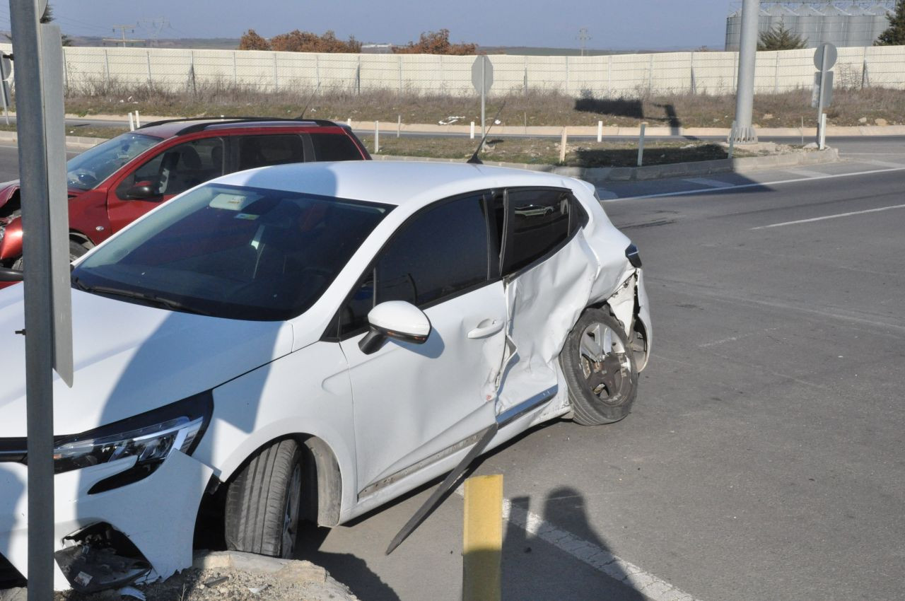 Keşan'da Kavşakta Korkutan Kaza: 3 Kişi Yaralandı - Sayfa 1