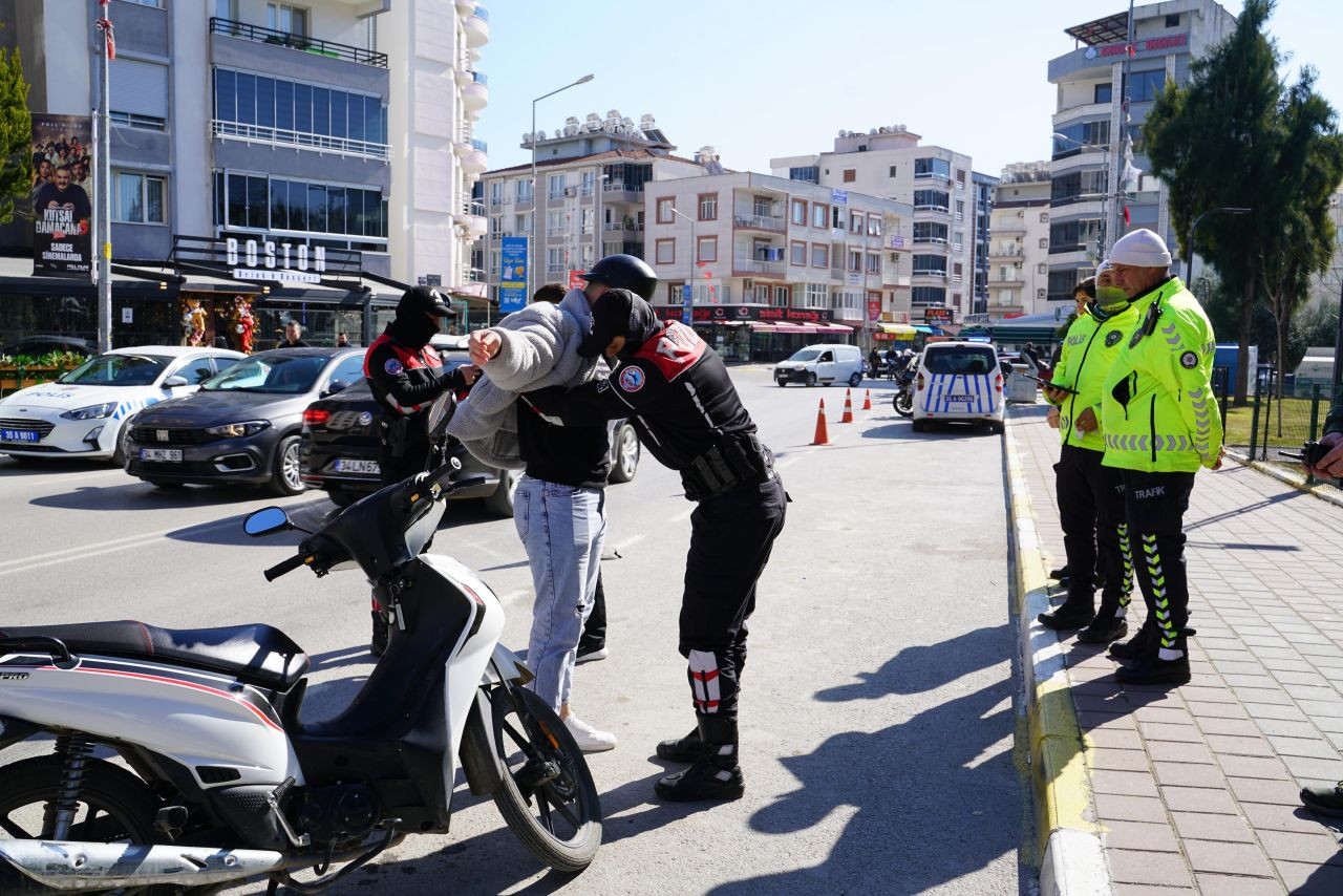 İzmir’de Sıkı Asayiş ve Trafik Denetimi - Sayfa 4