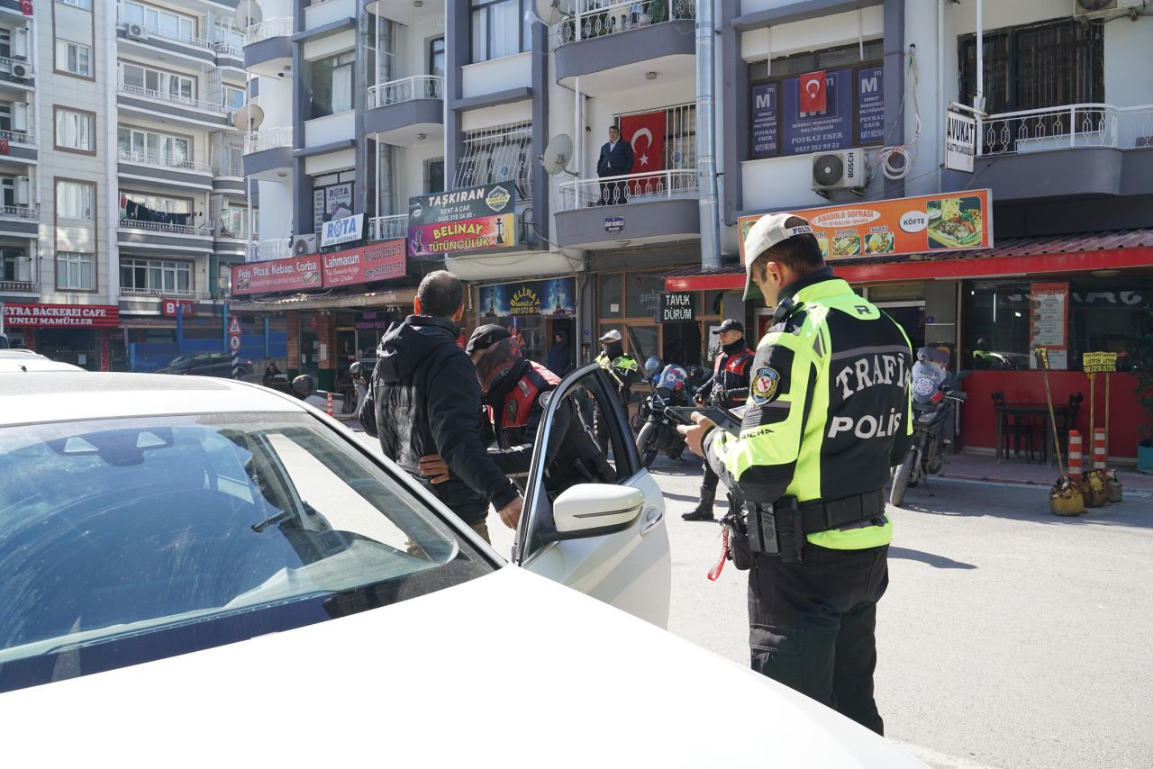 İzmir’de Sıkı Asayiş ve Trafik Denetimi - Sayfa 1