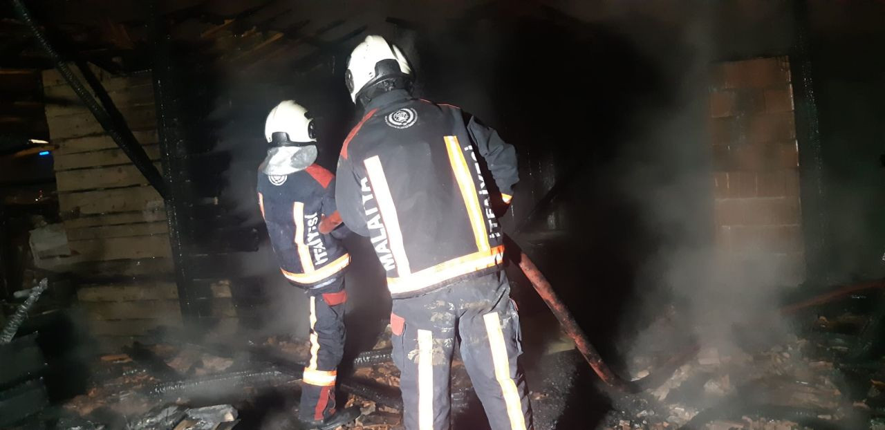 Malatya’da Hasarlı Binada Çatı Yangını! Ekipler Hızla Müdahale Etti - Sayfa 3