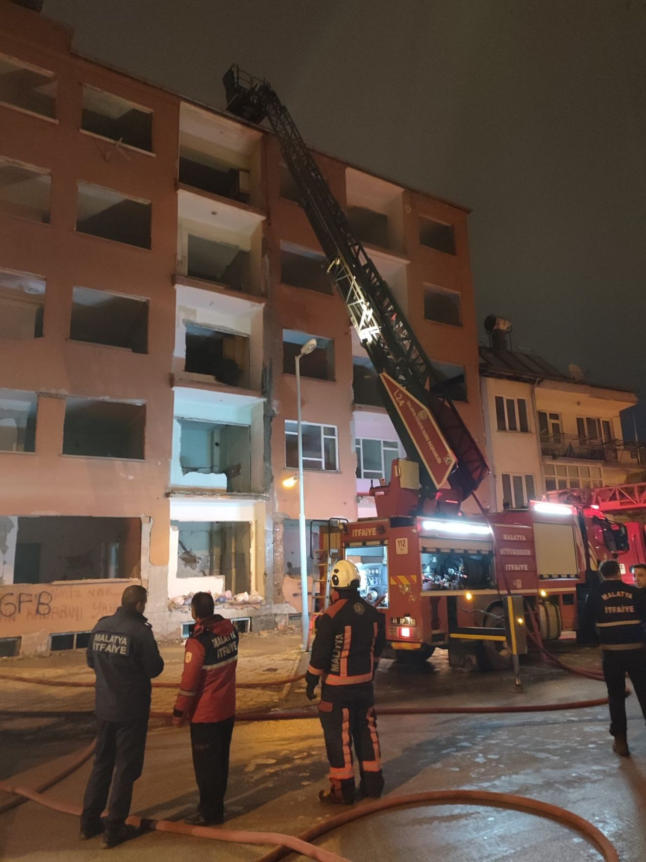 Malatya’da Hasarlı Binada Çatı Yangını! Ekipler Hızla Müdahale Etti - Sayfa 1