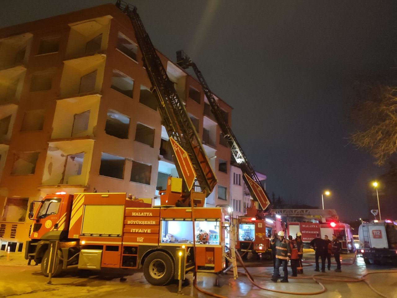 Malatya’da Hasarlı Binada Çatı Yangını! Ekipler Hızla Müdahale Etti - Sayfa 2