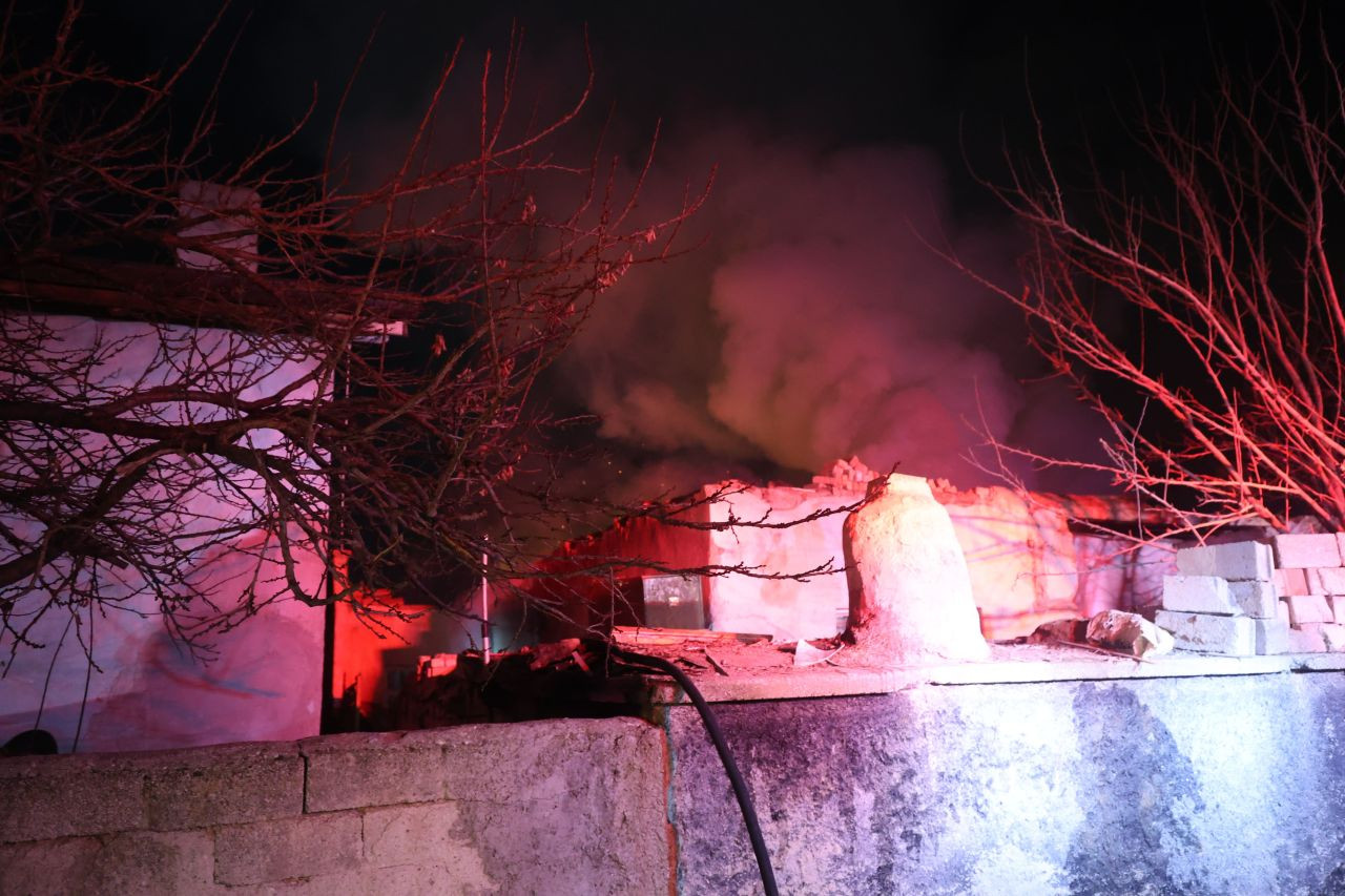 Konya’da Metruk Evde Yangın Paniği! Çevreye Sıçramadan Söndürüldü - Sayfa 3