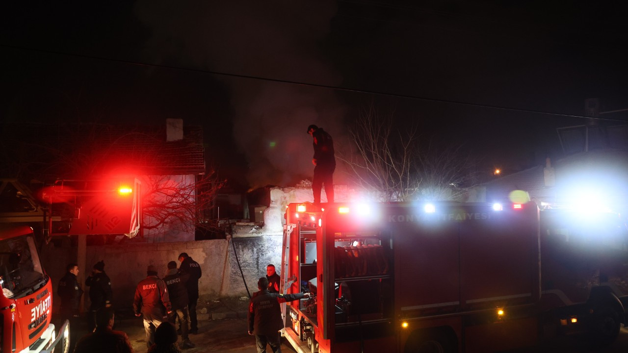 Konya’da Metruk Evde Yangın Paniği! Çevreye Sıçramadan Söndürüldü