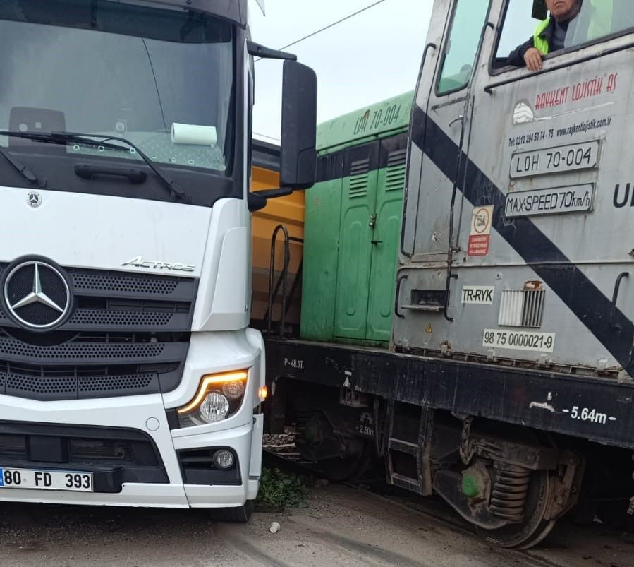 Osmaniye’de Yük Treni ile Hafriyat Kamyonu Çarpıştı: 1 Yaralı - Sayfa 2