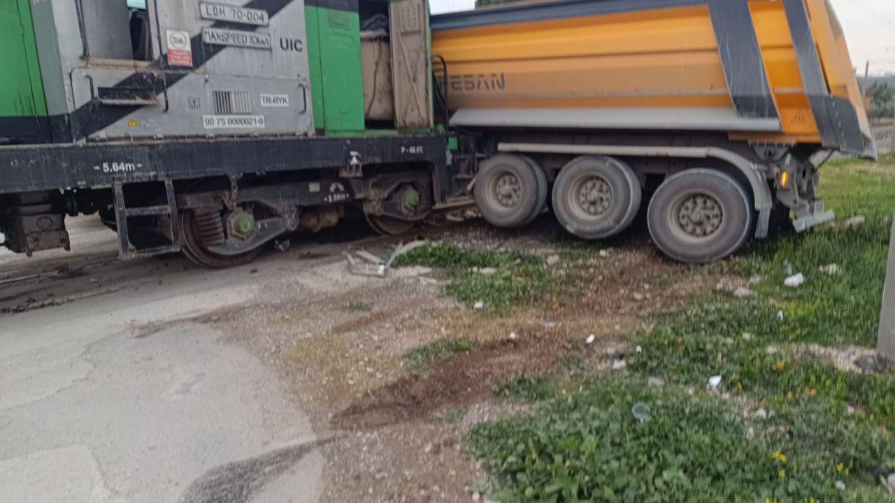 Osmaniye’de Yük Treni ile Hafriyat Kamyonu Çarpıştı: 1 Yaralı - Sayfa 1