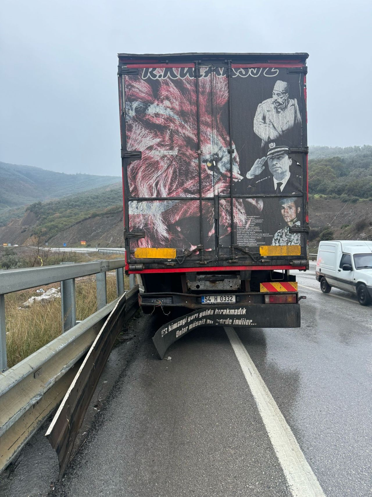 Bursa’da İlginç Kaza: Kamyonun Uçtuğunu Sanan Sürücü Araçtan Atladı - Sayfa 1