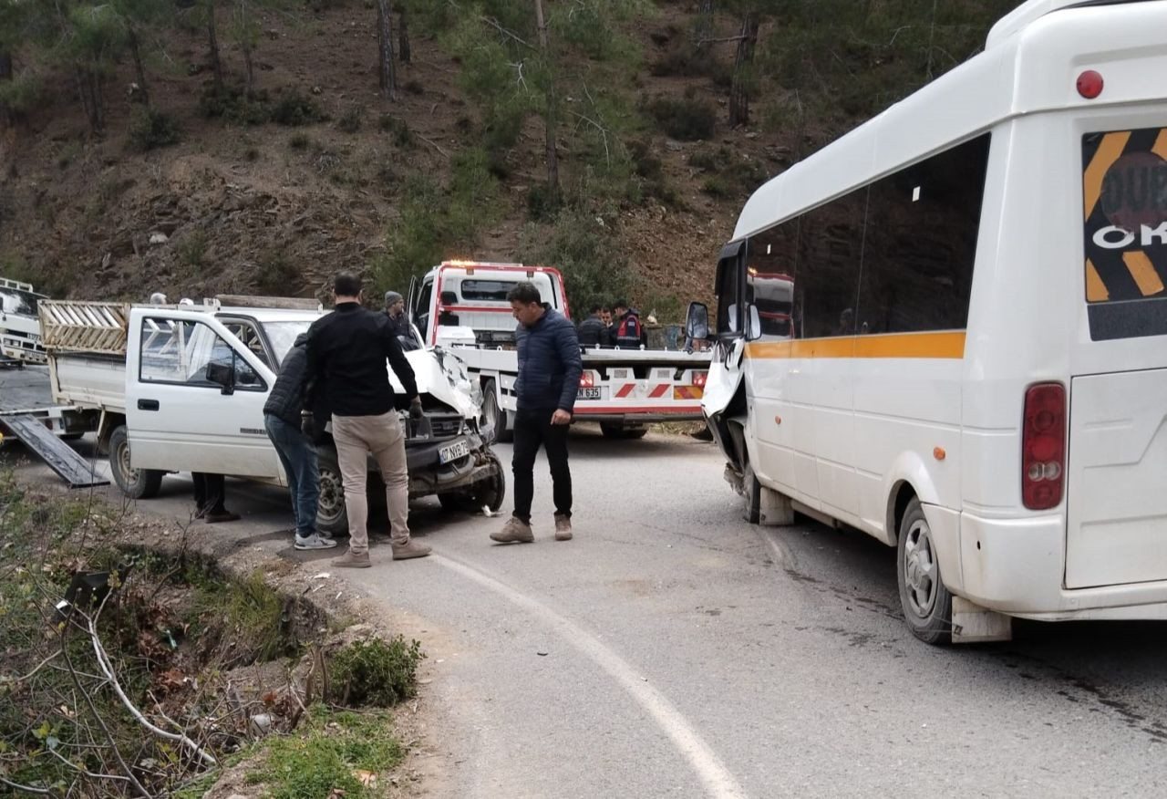 Antalya’da Öğrenci Servisi ile Kamyonet Çarpıştı: 24 Yaralı - Sayfa 2