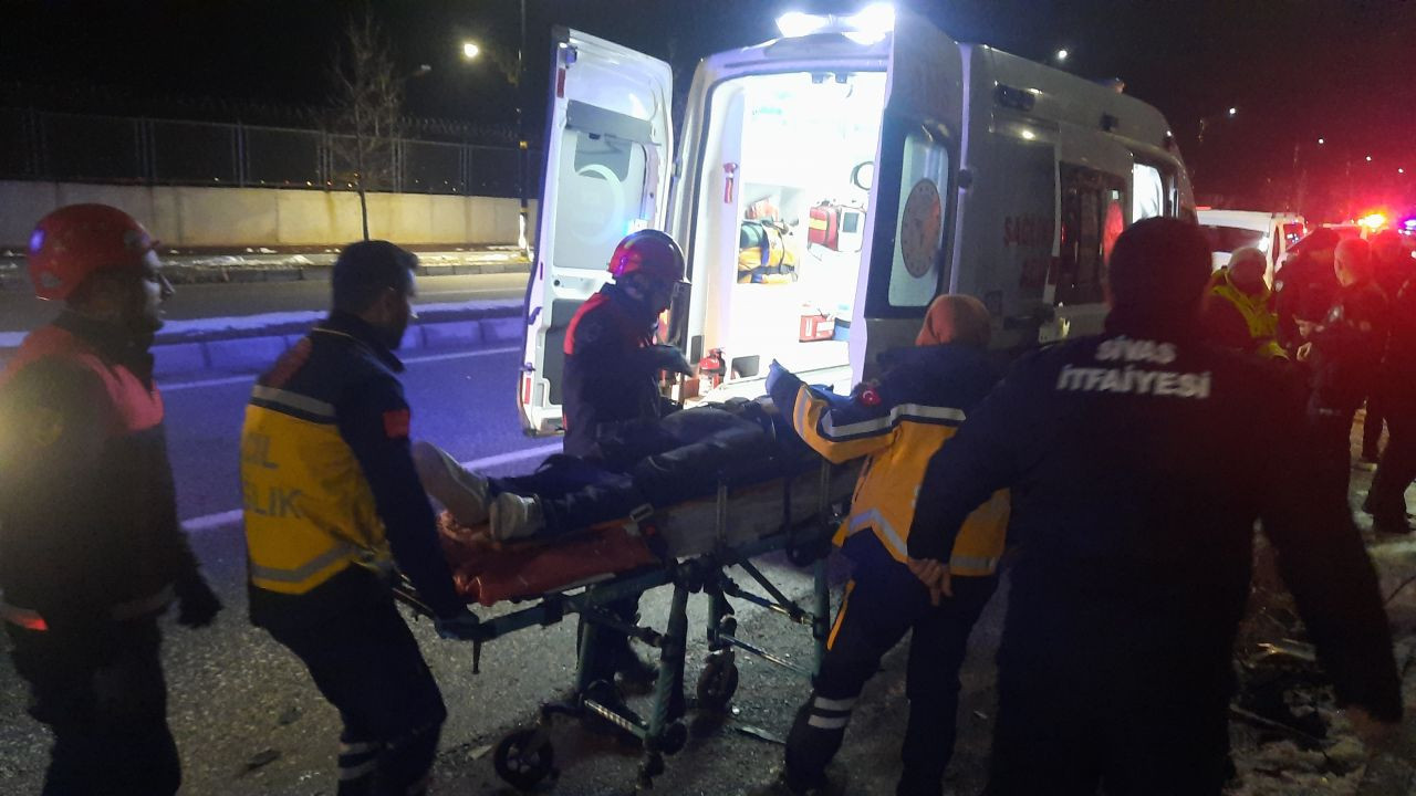 Sivas’ta Minibüs Park Halindeki Otomobile Çarptı: 4 Yaralı - Sayfa 4