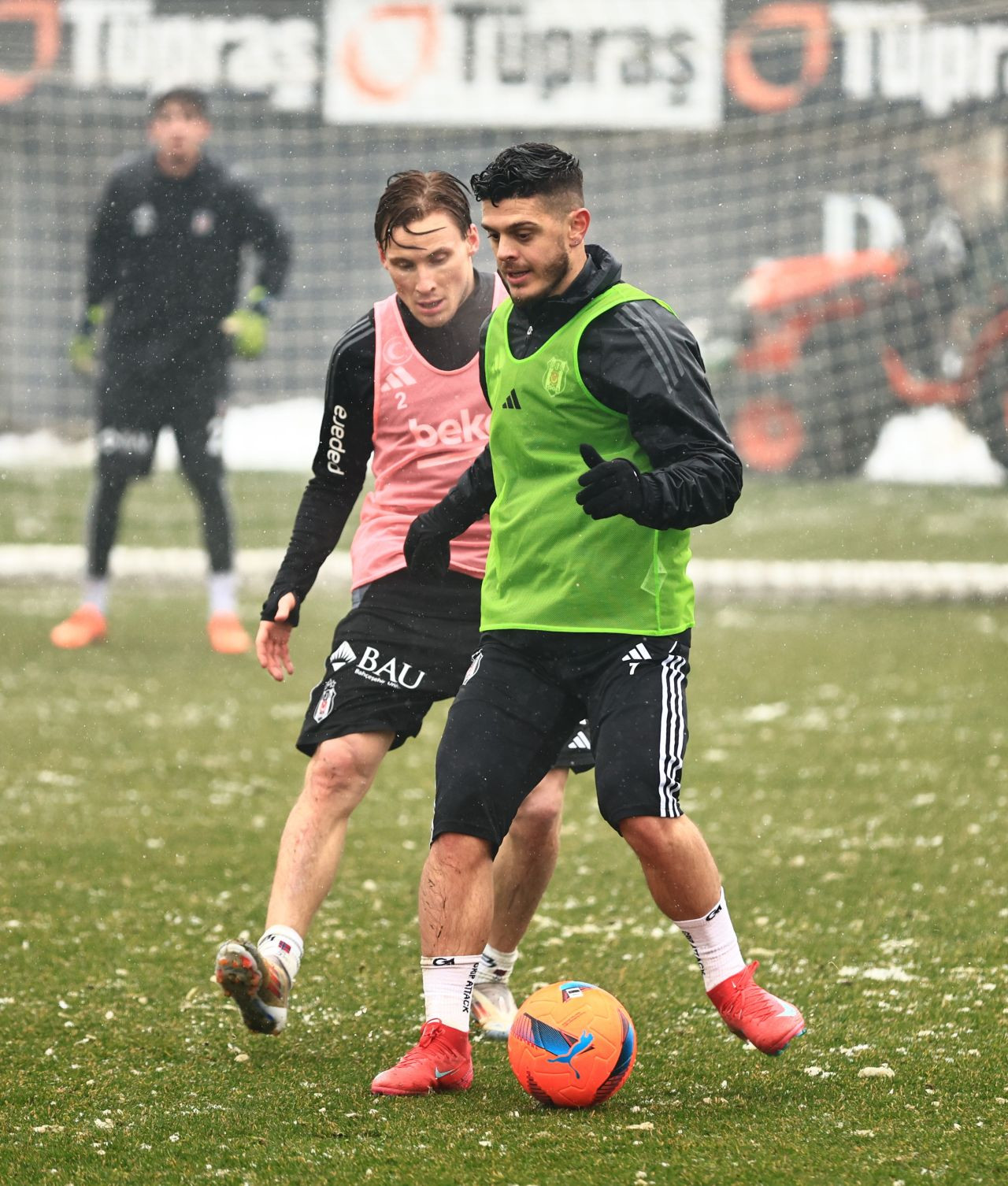 Beşiktaş, Trabzonspor Maçı İçin Yoğun Kar Altında Çalıştı - Sayfa 1