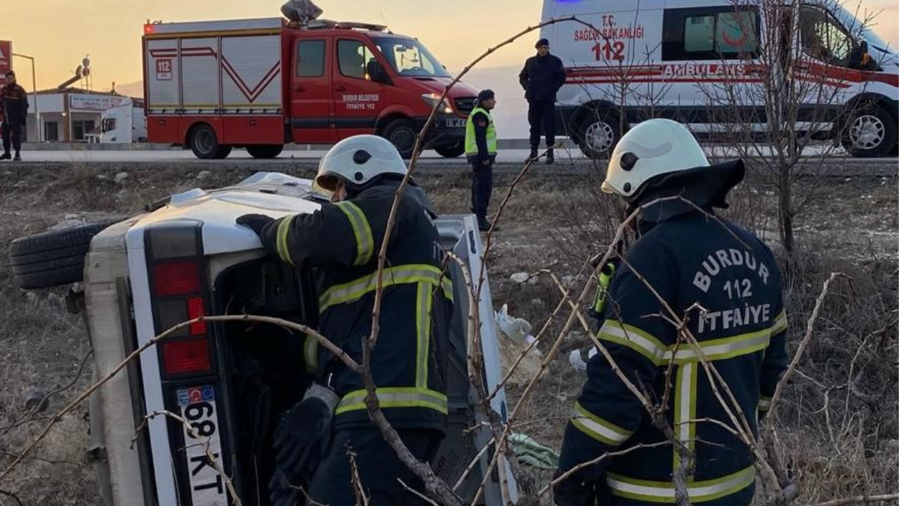 Burdur’da Otomobil Takla Atarak Şarampole Devrildi: 2 Yaralı