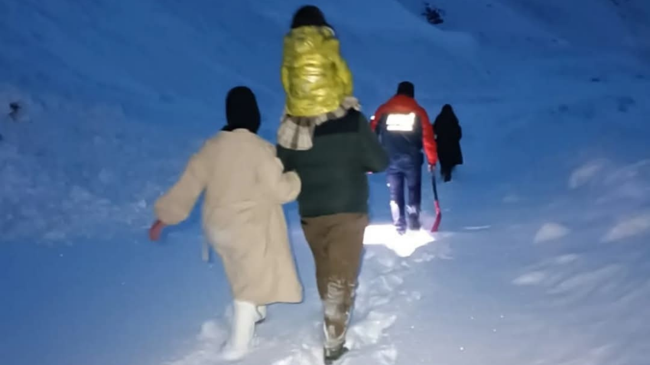 Hakkari’de Kara Saplanan Araçtaki 5 Kişilik Aile Kurtarıldı