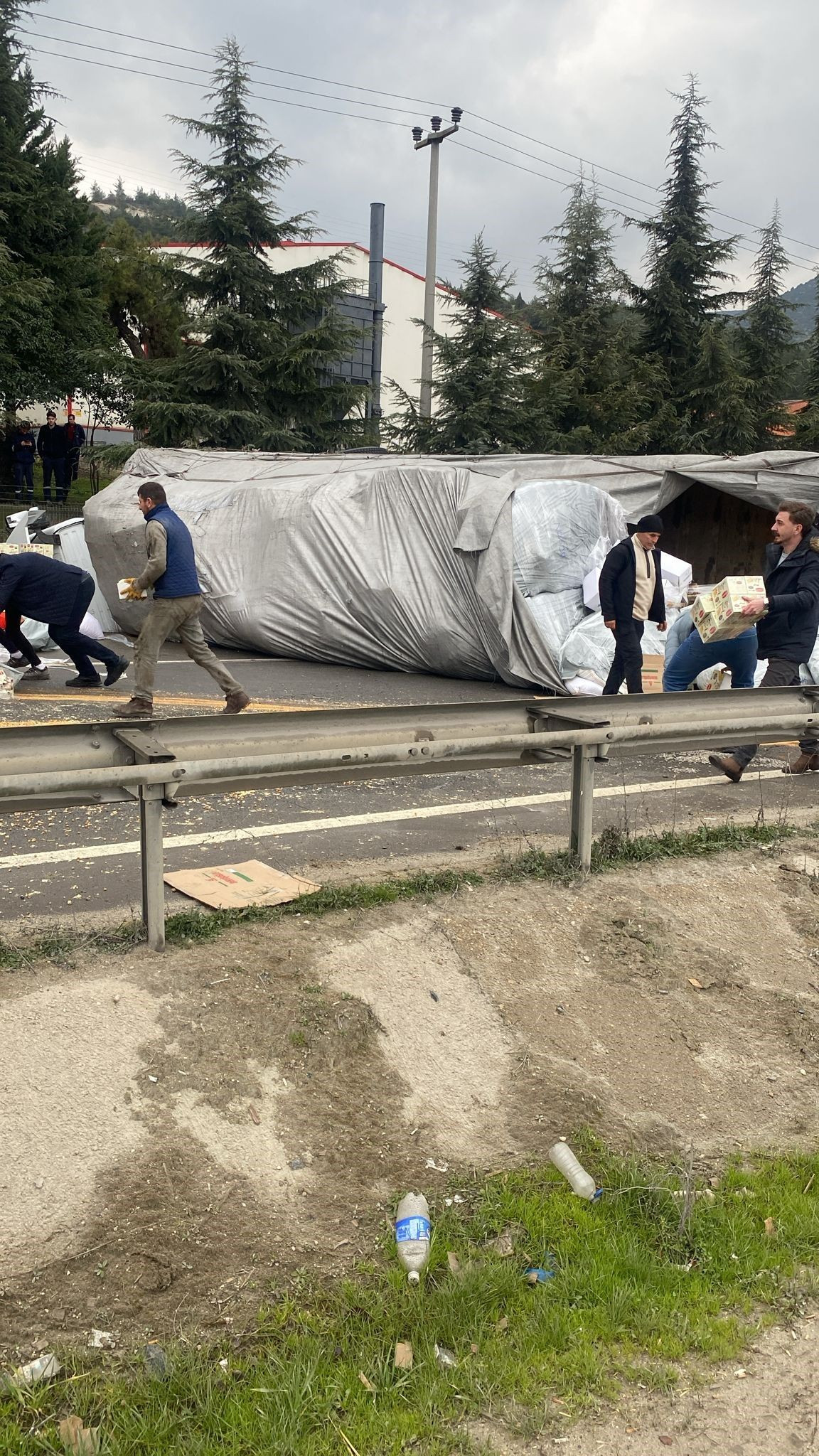 Bilecik’te Tır Devrildi! Kuruyemiş ve Baklagiller Yola Saçıldı - Sayfa 2