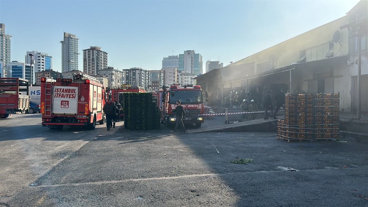 Ataşehir’de Sebze Halinde Yangın! Plastik Kasalar Alev Aldı