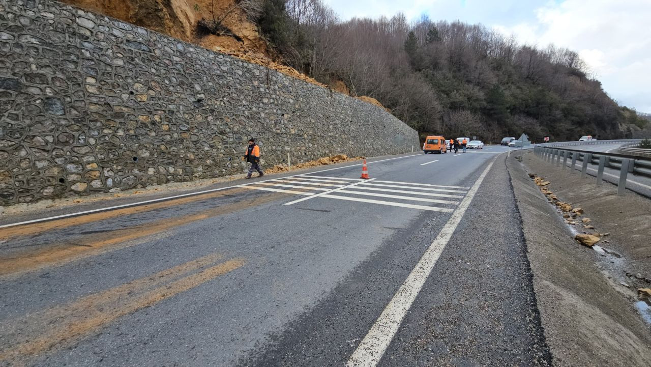 Zonguldak-Ereğli Yolunda Heyelan! Trafik Uzun Süre Aksadı - Sayfa 1