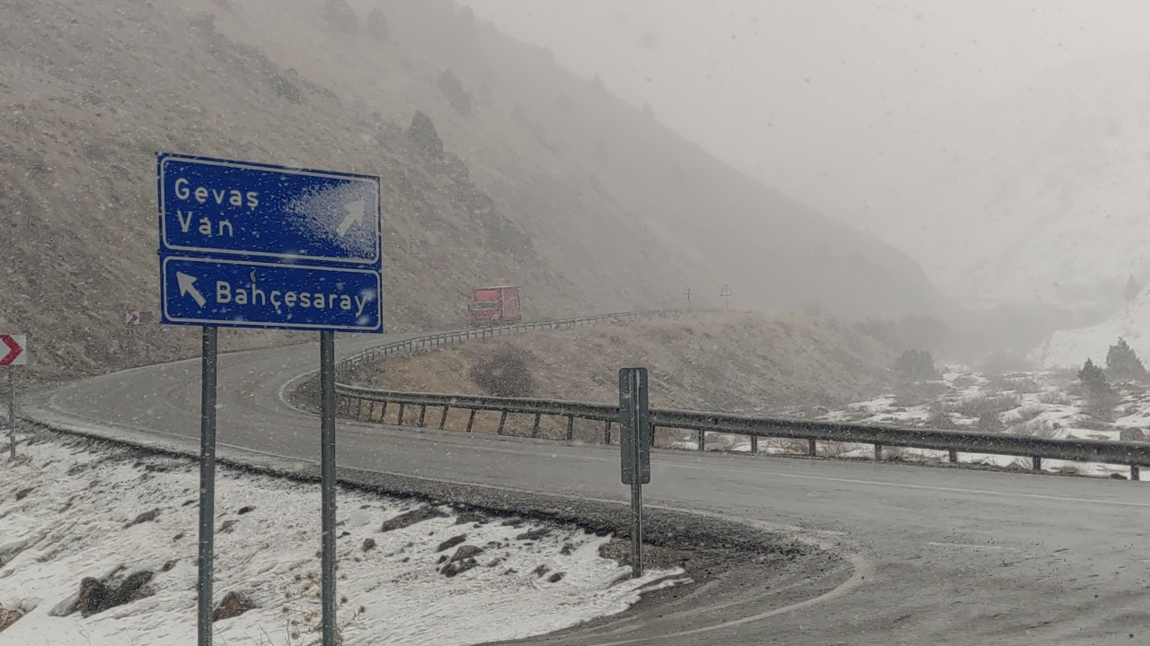 Van'da Aniden Bastıran Kar Yağışı Sürücülere Zor Anlar Yaşattı