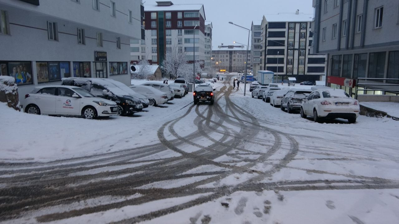 Bitlis’te Beklenen Kar Yağışı Başladı! Yollar Beyaza Büründü - Sayfa 4