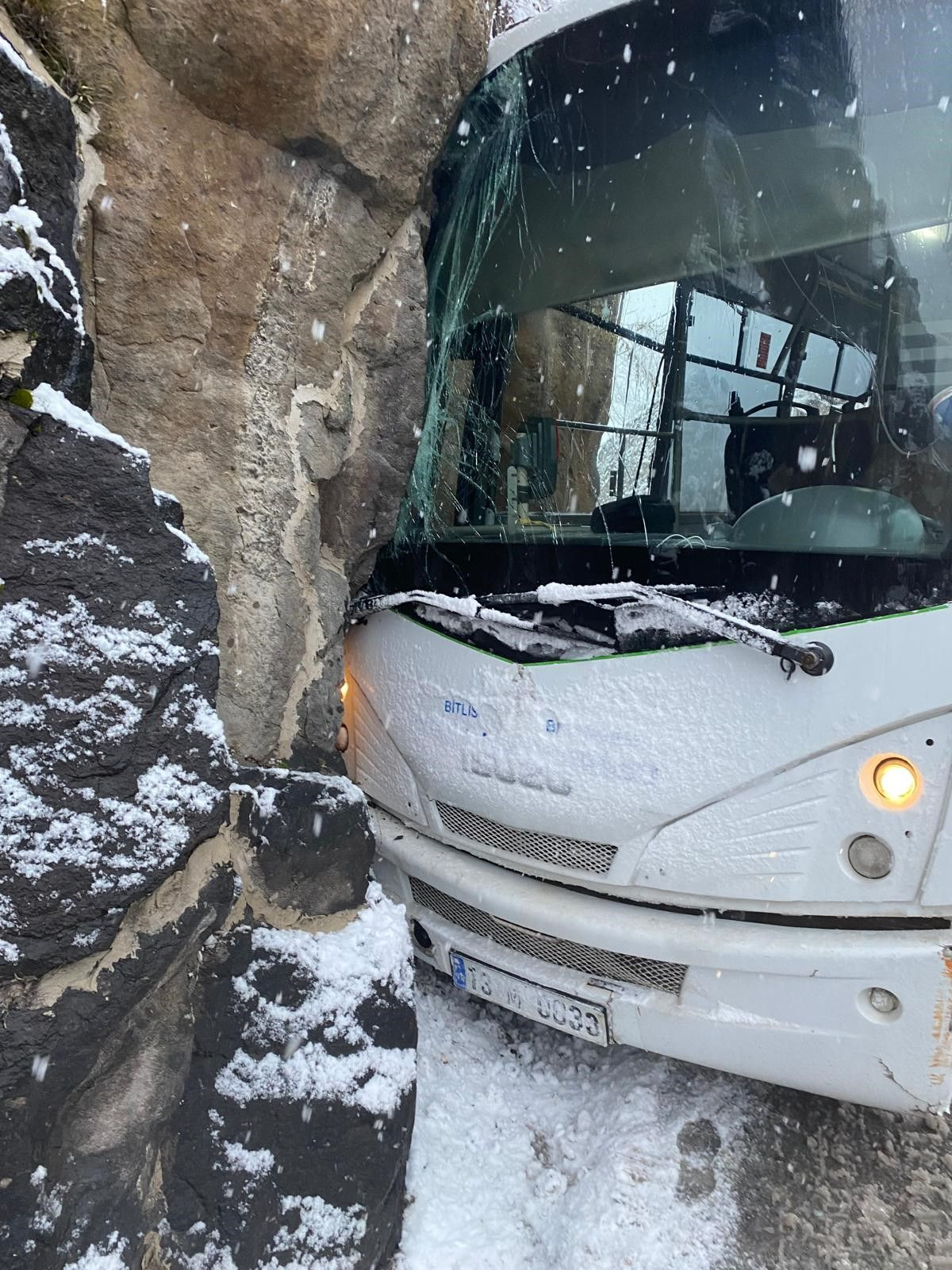 Bitlis’te Halk Otobüsü Kaleye Çarptı! 4 Kişi Yaralandı - Sayfa 2