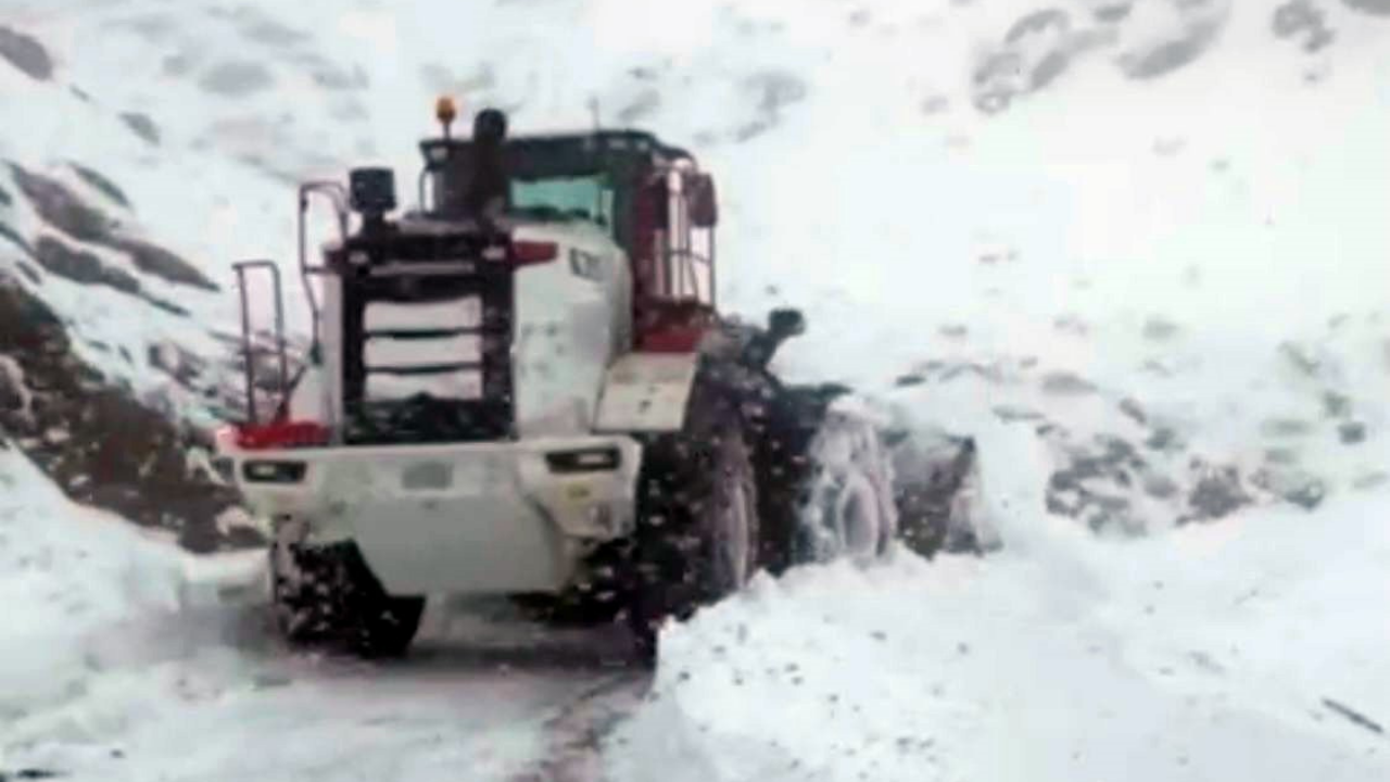 Malatya’da Kar Esareti! Kapanan Köy Yolları Yeniden Açılıyor