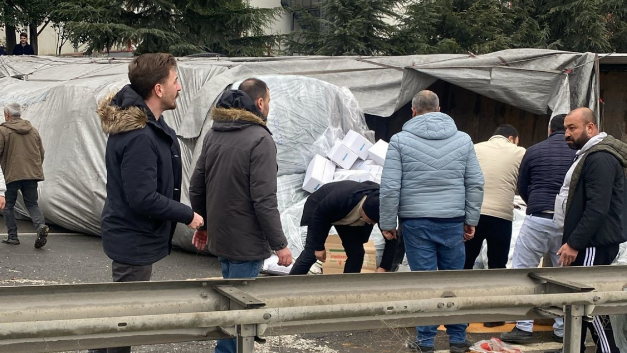 Bilecik’te Tır Devrildi! Kuruyemiş ve Baklagiller Yola Saçıldı